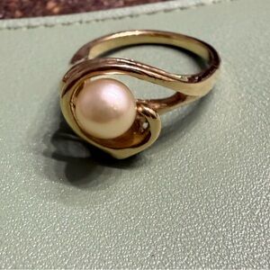 Elegant Gold Pearl Ring